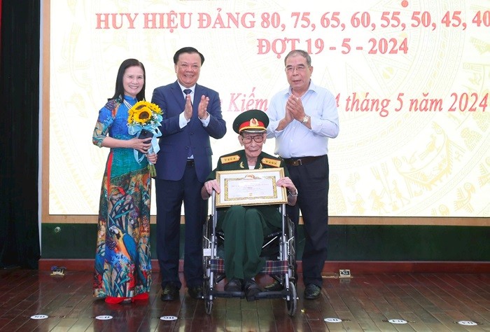 Bí thư Thành ủy Hà Nội trao Huy hiệu Đảng tại quận Hoàn Kiếm