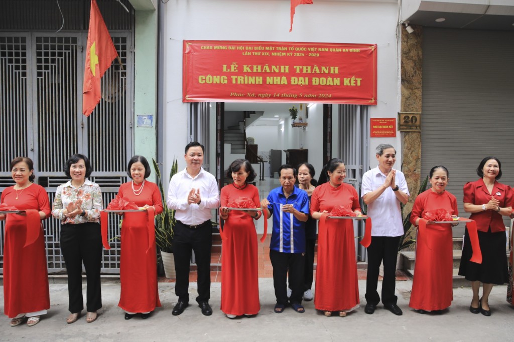 Lãnh đạo Ủy ban Mặt trận Tổ quốc Việt Nam thành phố Hà Nội và lãnh đạo quận Ba Đình cắt băng khánh thành nhà đại đoàn kết.