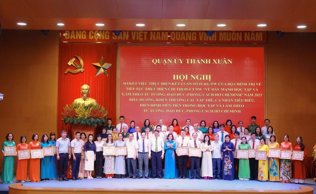 Quận Thanh Xuân khen thưởng 27 tập thể, cá nhân tiêu biểu làm theo lời Bác
