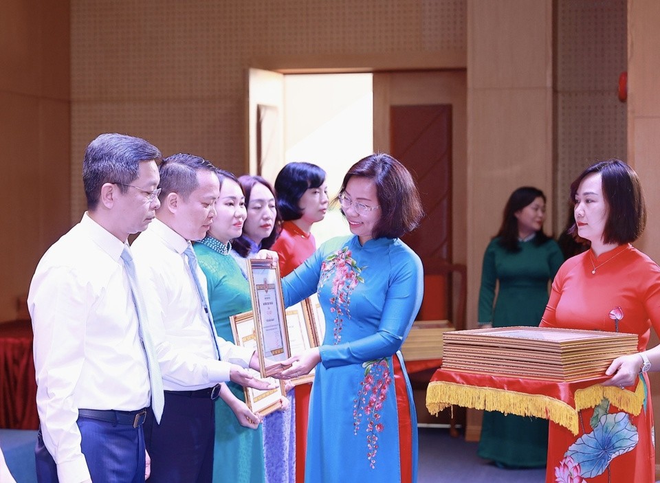 Quận Thanh Xuân khen thưởng 27 tập thể, cá nhân tiêu biểu làm theo lời Bác