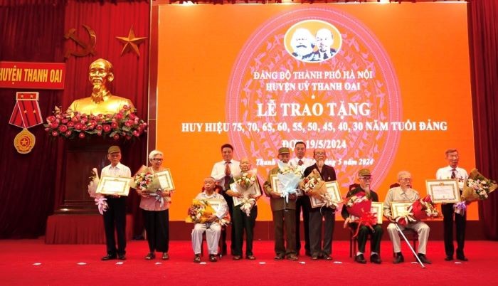 Huyện Thanh Oai: 144 đảng viên nhận Huy hiệu Đảng đợt 19/5