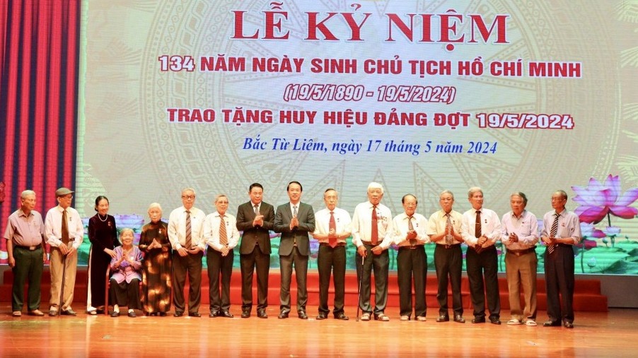 Quận Bắc Từ Liêm trao Huy hiệu Đảng tặng 277 đảng viên lão thành