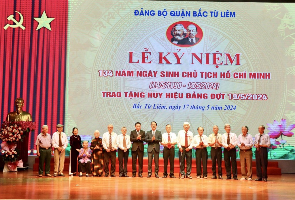 Quận Bắc Từ Liêm trao tặng Huy hiệu Đảng cho cho 277 đảng viên lão thành