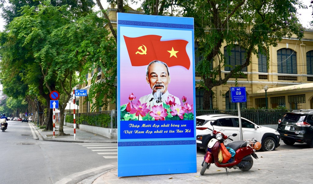 Hà Nội rực rỡ cờ hoa kỷ niệm 134 năm Ngày sinh Chủ tịch Hồ Chí Minh