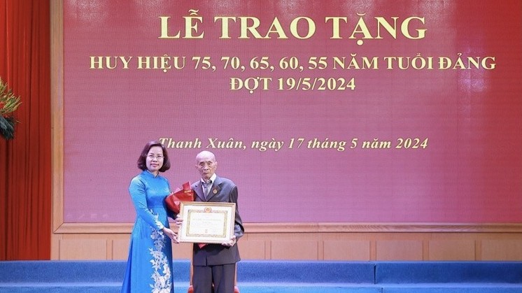 Quận Thanh Xuân: 446 đảng viên được trao tặng Huy hiệu Đảng đợt 19/5