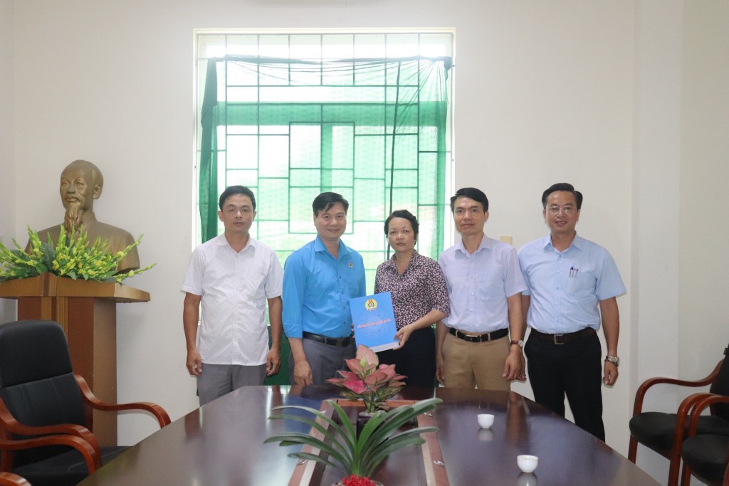 Liên đoàn Lao động huyện Gia Lâm hỗ trợ đột xuất cho đoàn viên đặc biệt khó khăn