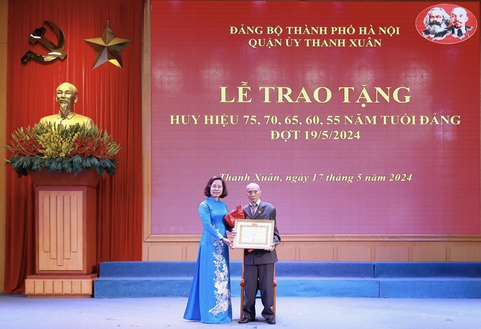 Quận Thanh Xuân: 446 đảng viên được trao tặng Huy hiệu Đảng đợt 19/5