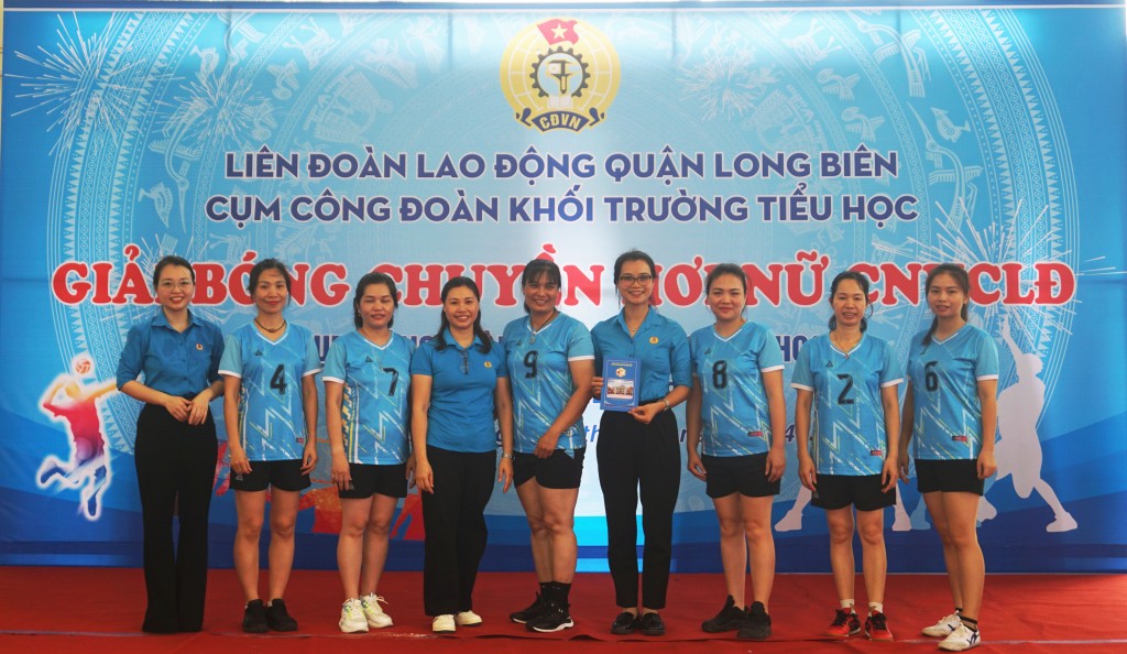 Những pha bóng đẹp tại Giải bóng chuyền hơi nữ Công đoàn khối trường tiểu học quận Long Biên