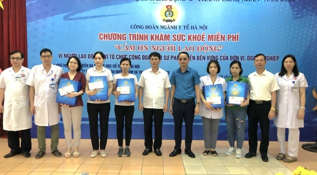 Công đoàn ngành Y tế Hà Nội tổ chức khám sức khỏe miễn phí cho nữ đoàn viên, người lao động