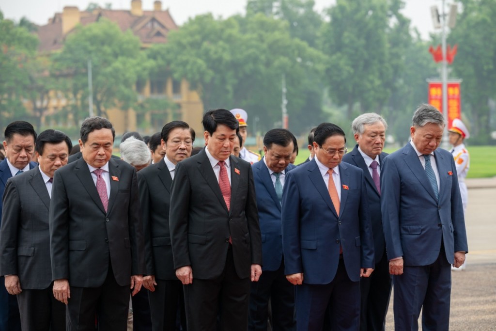 Các vị Lãnh đạo Đảng, Nhà nước và Đại biểu Quốc hội thành kính tưởng niệm Chủ tịch Hồ Chí Minh.