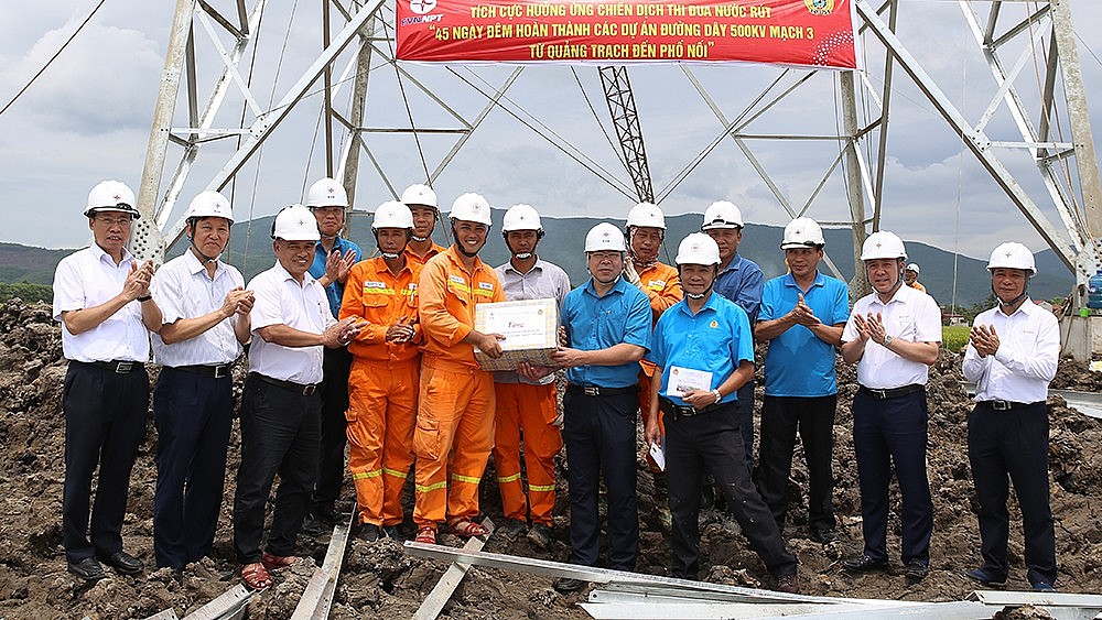 Công đoàn Điện lực Việt Nam động viên người lao động thi công Dự án đường dây 500kV mạch 3