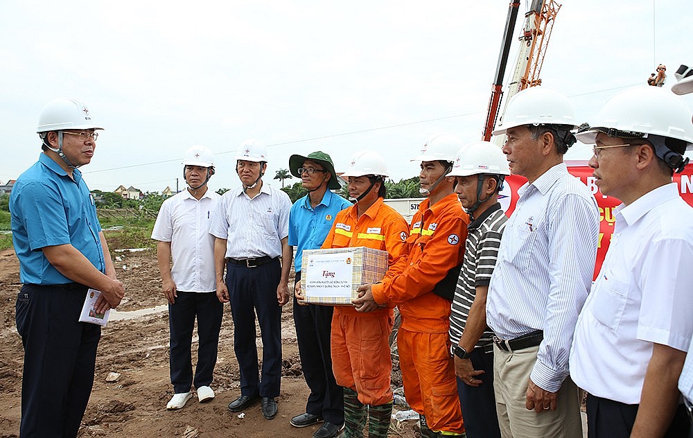 Công đoàn Điện lực Việt Nam động viên người lao động thi công Dự án đường dây 500kV mạch 3