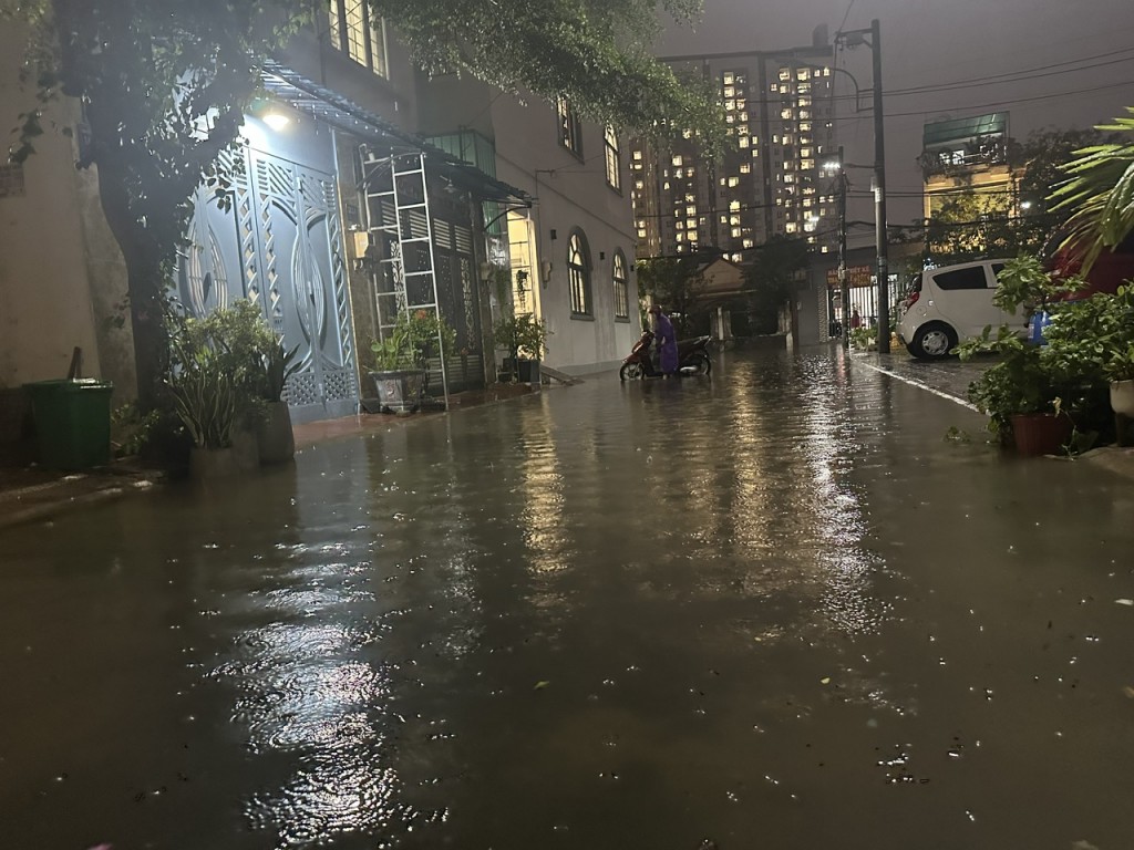 TP.HCM: Đường ngập nước, xe chết máy hàng loạt sau cơn mưa lớn