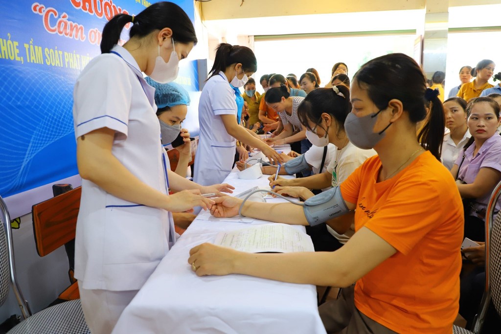 100 công nhân lao động huyện Thạch Thất được khám sức khỏe miễn phí