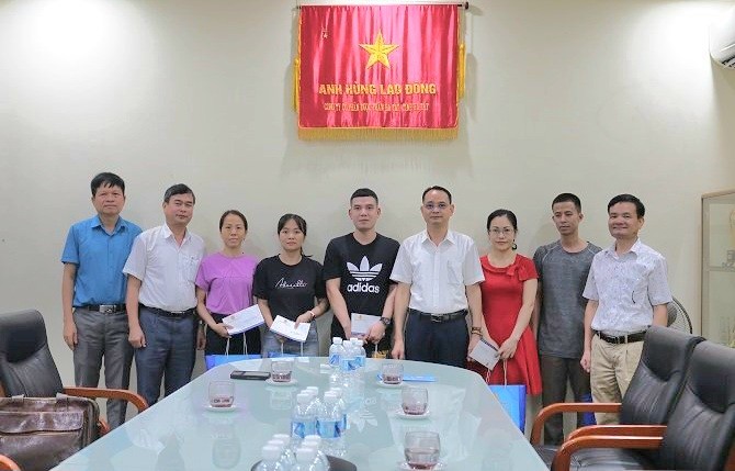 Công đoàn ngành Y tế Hà Nội thăm, tặng quà nhân viên y tế khó khăn tại 10 cơ sở