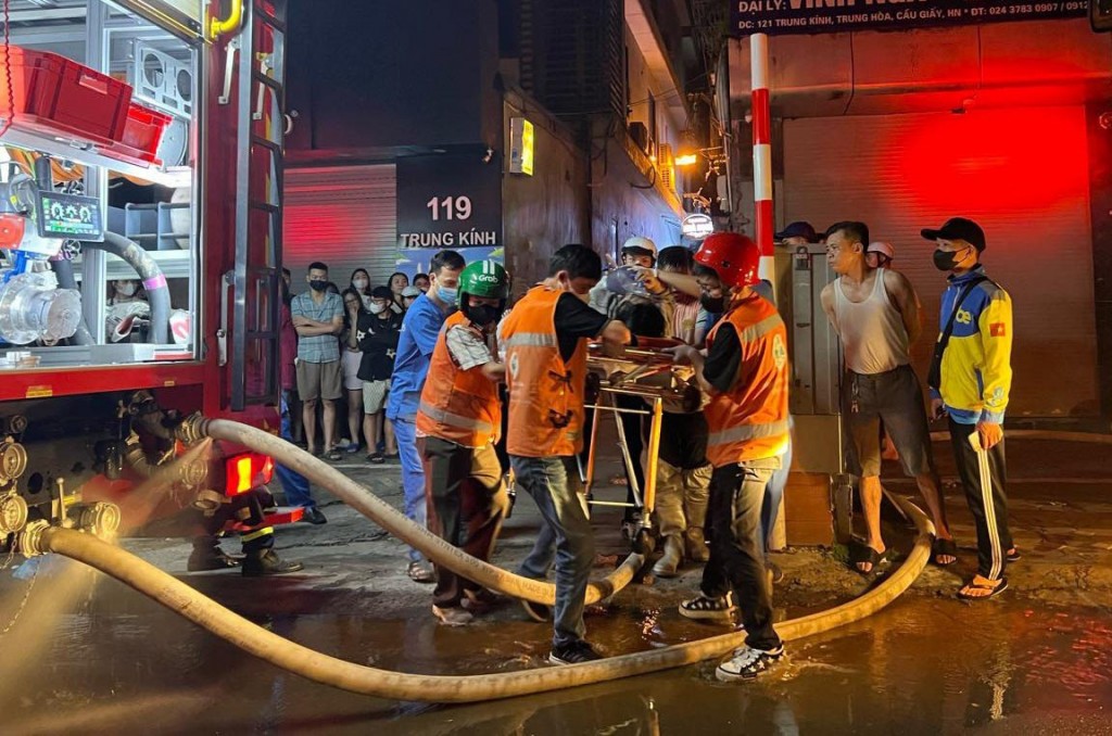 Cháy nhà trọ trong ngõ nhỏ ở Hà Nội, nhiều người thương vong