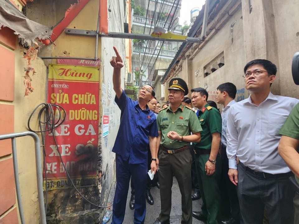 Lãnh đạo Chính phủ và thành phố Hà Nội kiểm tra, chỉ đạo tại hiện trường vụ cháy tại phố Trung Kính