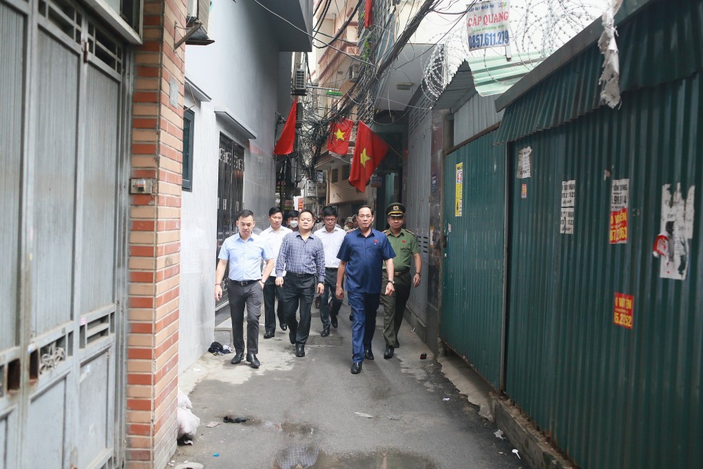 Chùm ảnh: Lãnh đạo Trung ương và thành phố Hà Nội đến hiện trường vụ cháy chỉ đạo, khắc phục hậu quả