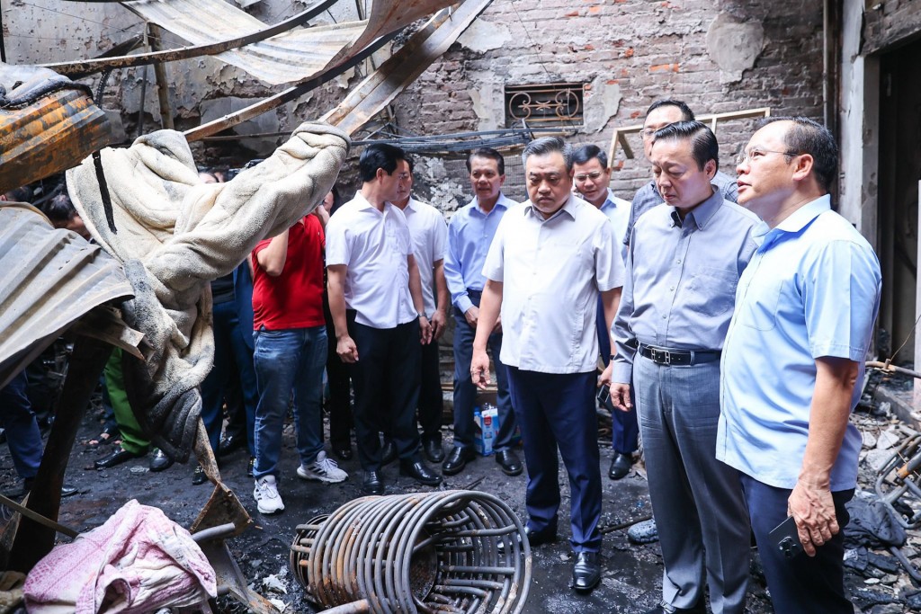 Ảnh: Lãnh đạo Trung ương và thành phố Hà Nội đến hiện trường vụ cháy chỉ đạo, khắc phục hậu quả