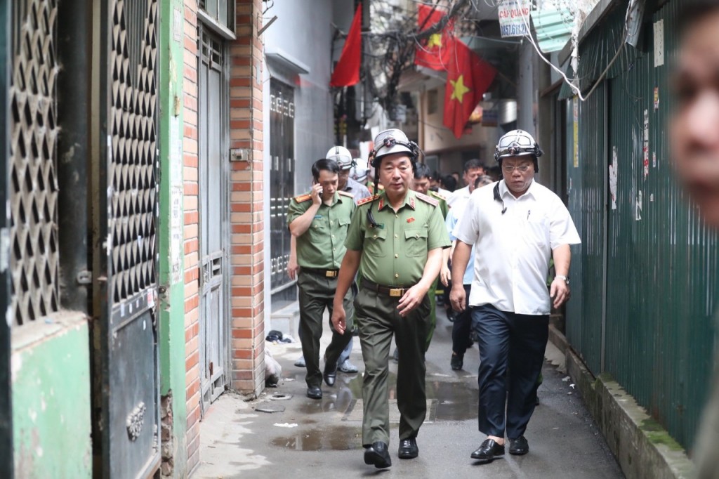 Chùm ảnh: Lãnh đạo Trung ương và thành phố Hà Nội đến hiện trường vụ cháy chỉ đạo, khắc phục hậu quả