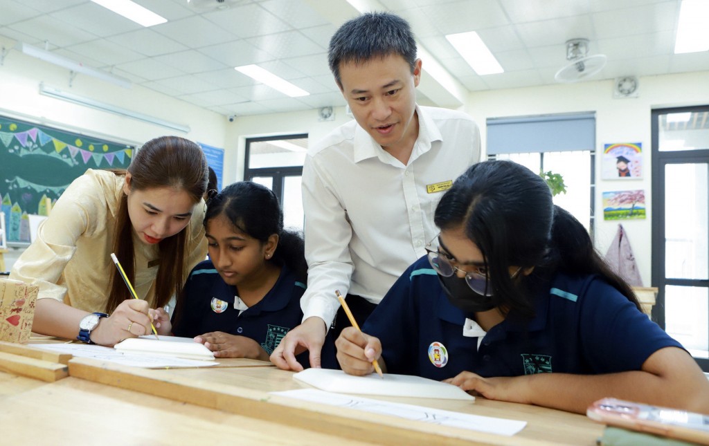 Giáo viên, học sinh Singapore giao lưu với Trường THCS Thành Công