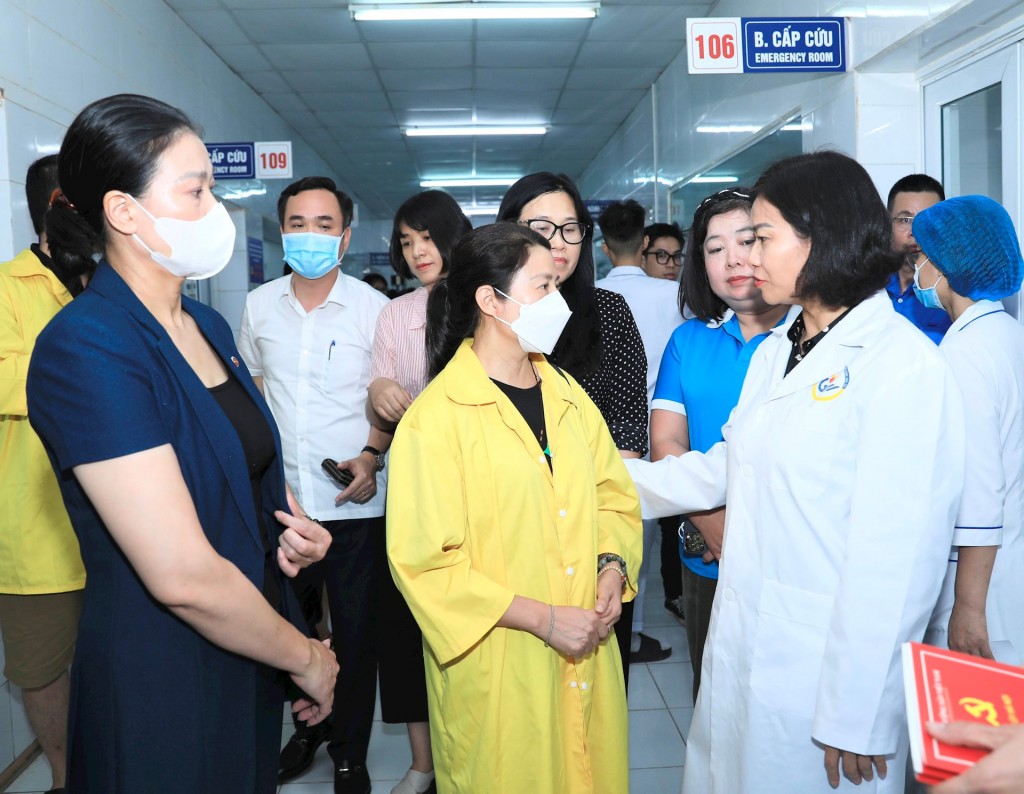 Phó Bí thư Thường trực Thành ủy Hà Nội Nguyễn Thị Tuyến thăm hỏi, động viên người thân của các nạn nhân đang điều trị tại Bệnh viện Giao thông vận tải
