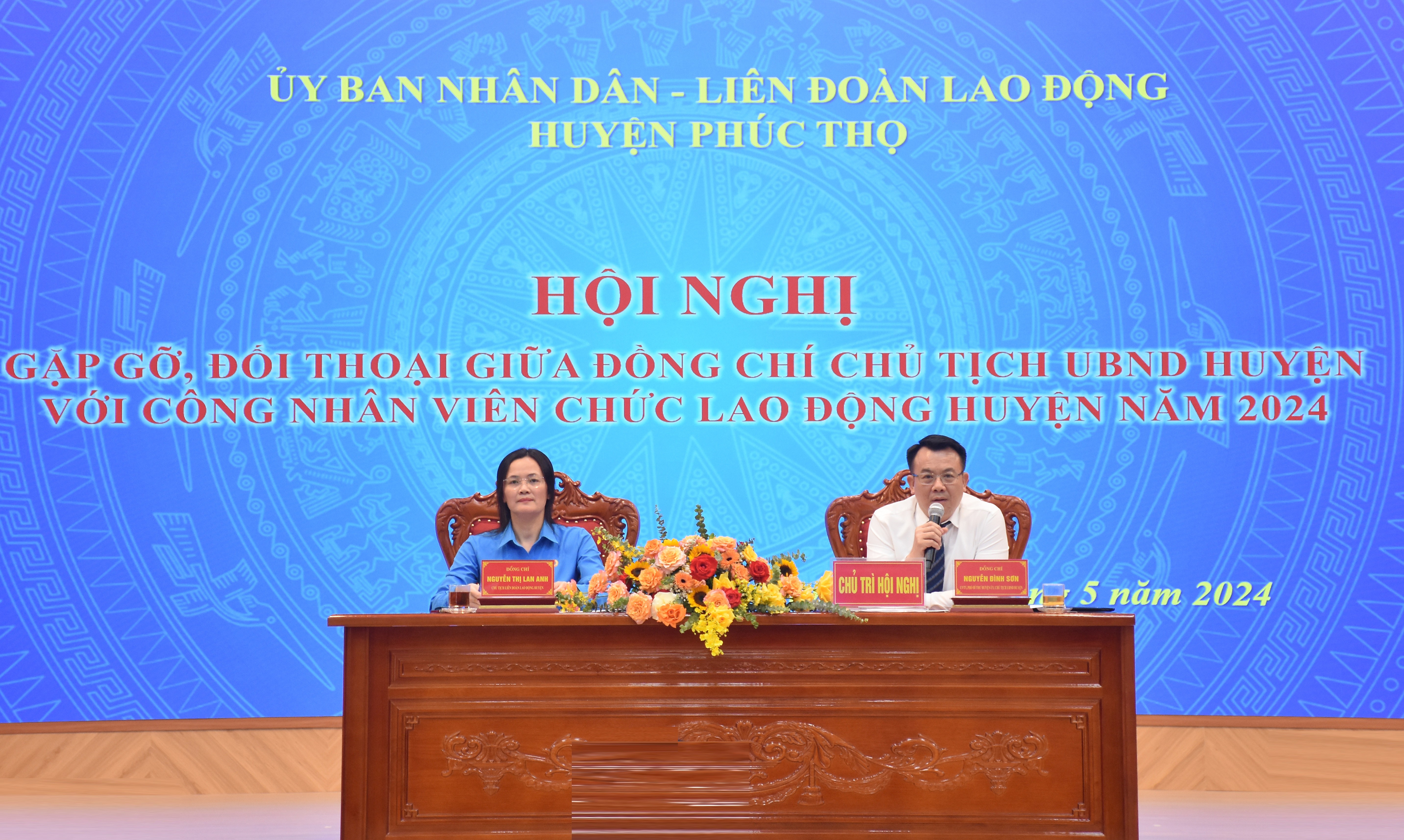 Chủ tịch UBND huyện Phúc Thọ gặp gỡ, đối thoại với công nhân, viên chức