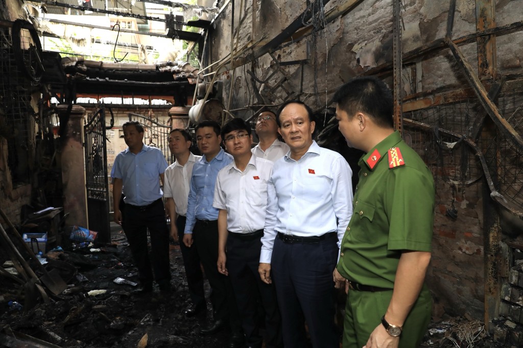 Chủ tịch HĐND Thành phố Nguyễn Ngọc Tuấn thăm hỏi nạn nhân vụ cháy ở Trung Kính