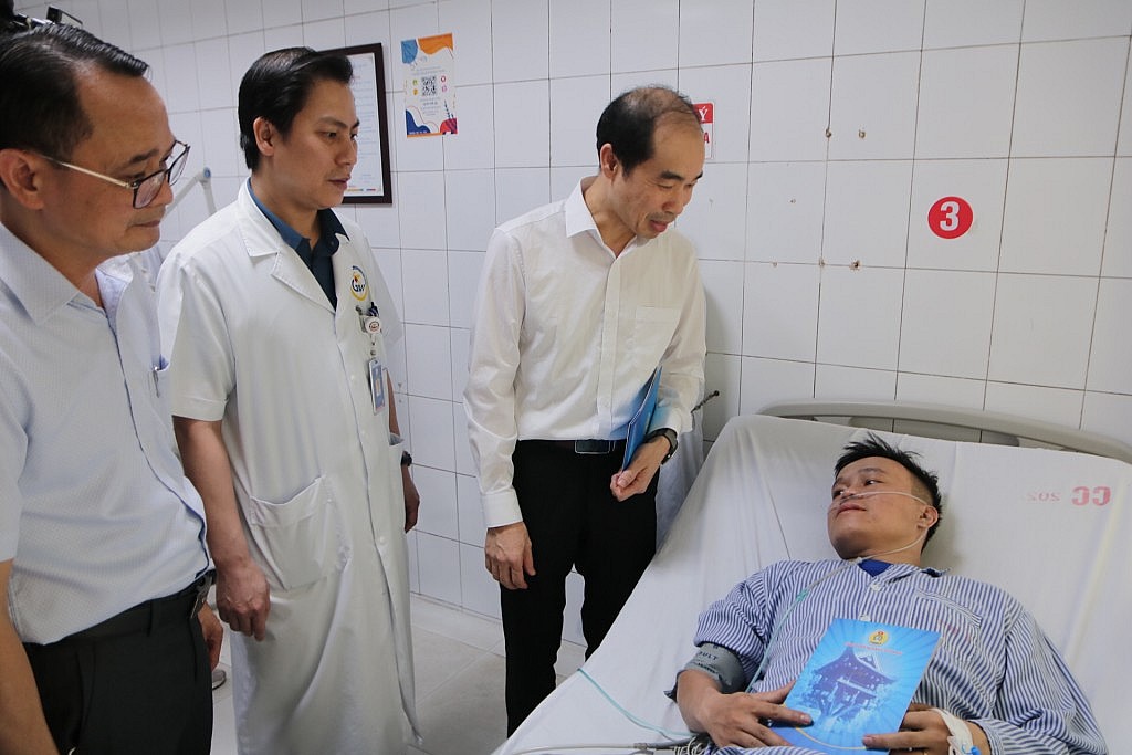 Huy động thầy thuốc giỏi cứu chữa cho người bệnh trong vụ cháy nhà trọ tại Trung Kính