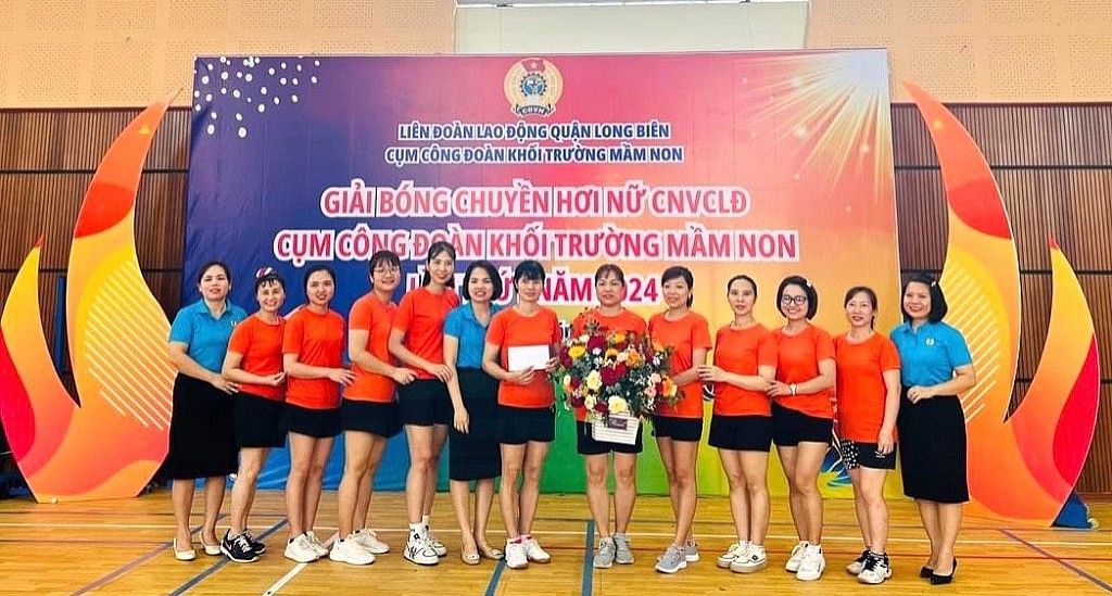 Sôi nổi Giải bóng chuyền hơi nữ Cụm Công đoàn khối trường mầm non quận Long Biên