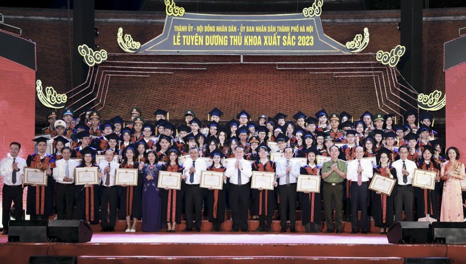 Những năm qua, một trong số những hình thức thu hút nhân tài mà thành phố Hà Nội triển khai thường xuyên là tuyên dương thủ khoa xuất sắc tốt nghiệp các trường đại học, học viện trên địa bàn Thành phố.
