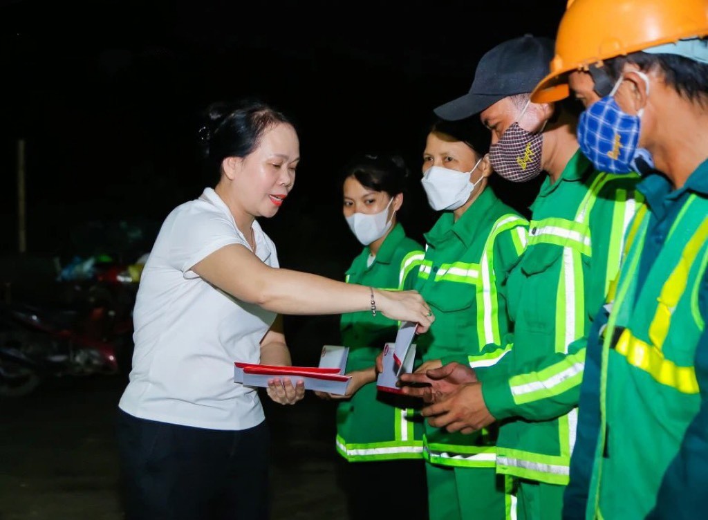 Công đoàn Viên chức tỉnh Nghệ An quan tâm, hỗ trợ cho người lao động trong Tháng Công nhân