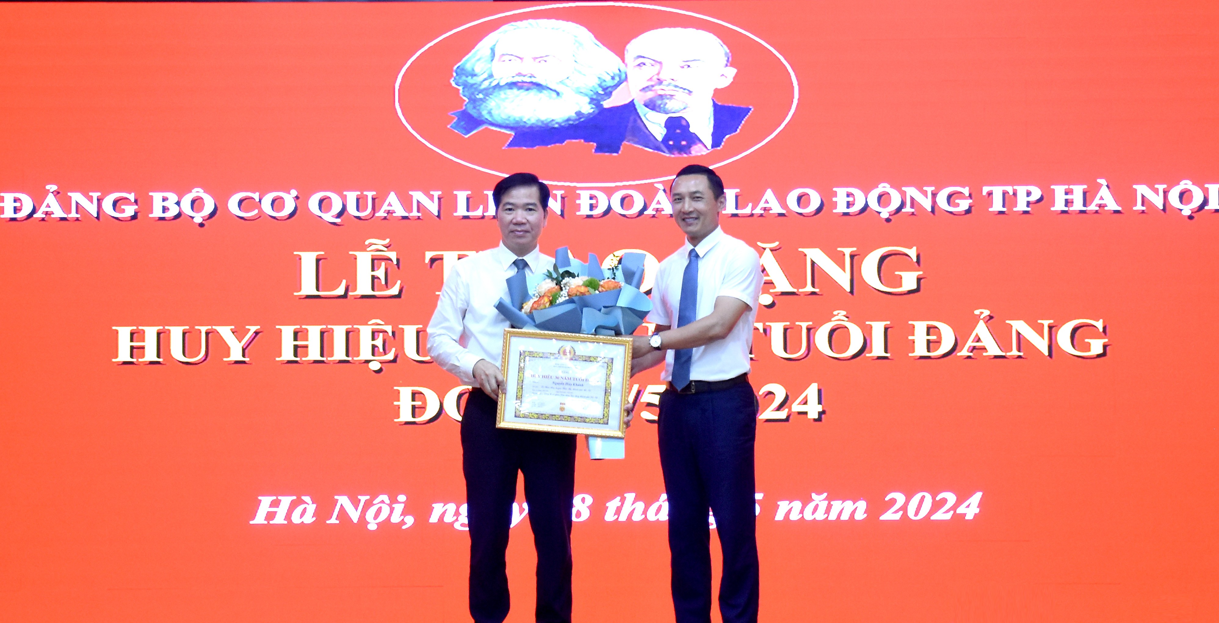 Trao tặng Huy hiệu 30 năm tuổi Đảng cho Phó Chủ tịch LĐLĐ thành phố Hà Nội Nguyễn Huy Khánh