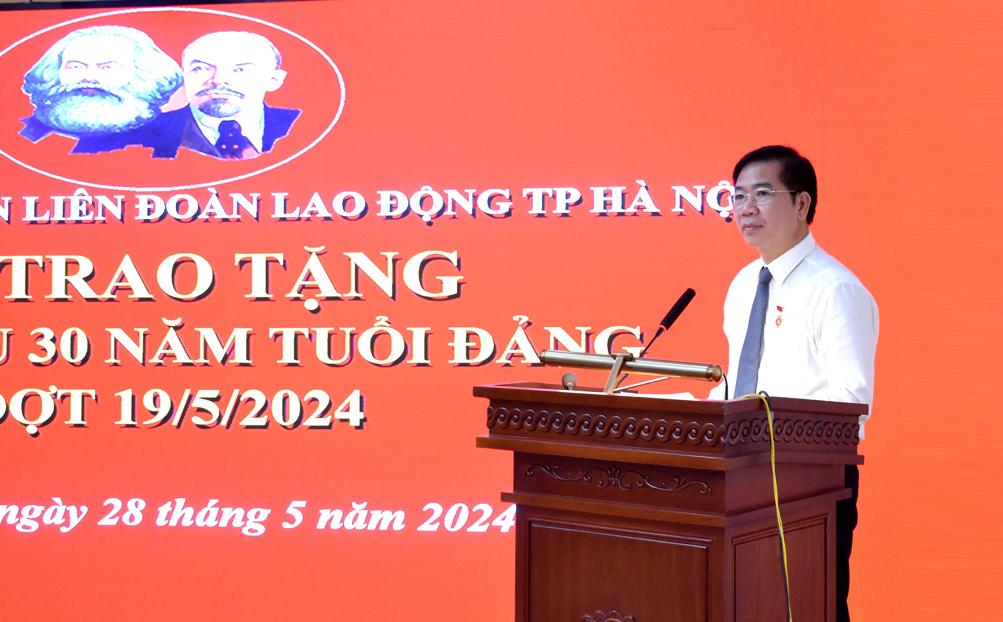 Trao tặng Huy hiệu 30 năm tuổi Đảng cho Phó Chủ tịch LĐLĐ thành phố Hà Nội Nguyễn Huy Khánh