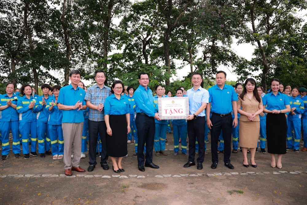 Chủ tịch Tổng LĐLĐ Việt Nam Nguyễn Đình Khang thăm, tặng quà công nhân môi trường Thủ đô