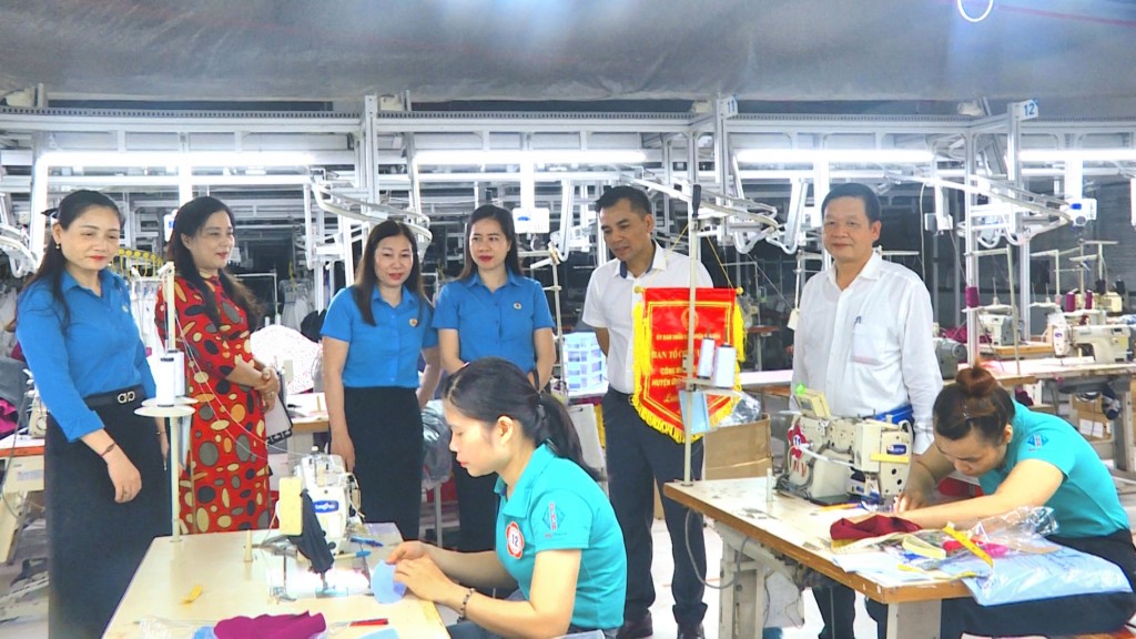 Công nhân hai huyện Ứng Hòa - Thanh Oai đua tài tại Hội thi Công nhân may giỏi