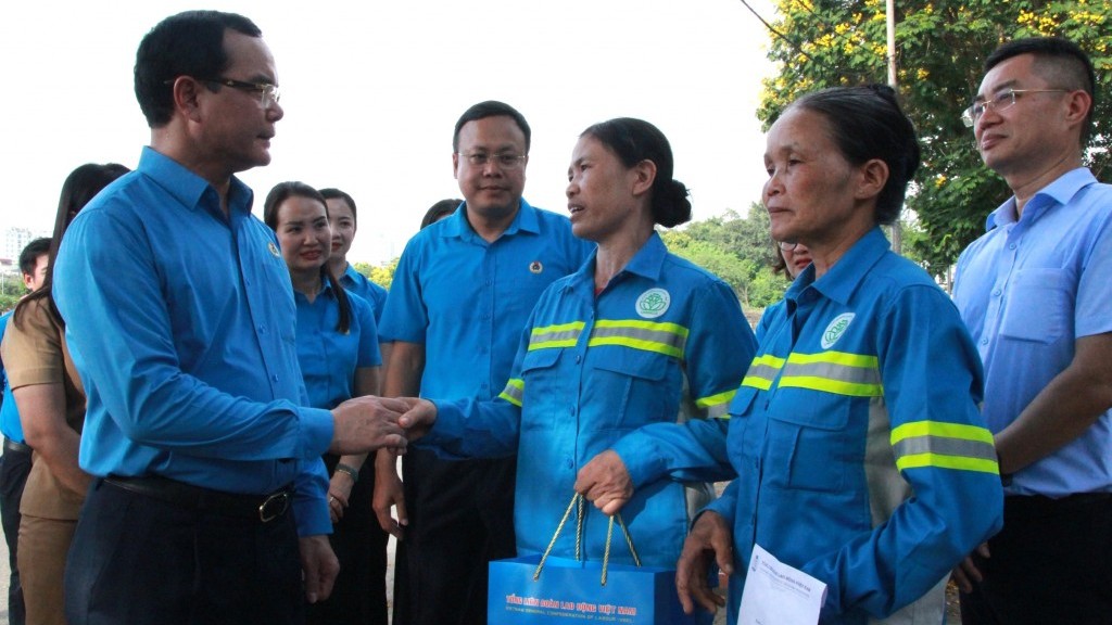 Chủ tịch Tổng LĐLĐ Việt Nam Nguyễn Đình Khang thăm, tặng quà công nhân môi trường Thủ đô