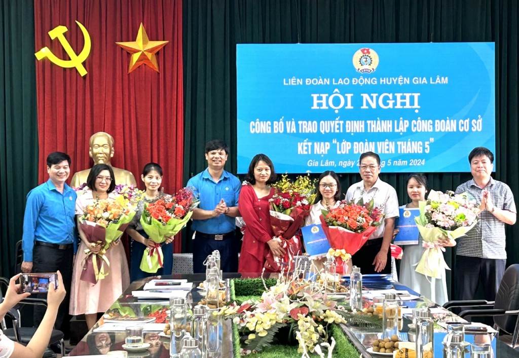LĐLĐ huyện Gia Lâm: Thành lập Công đoàn cơ sở và kết nạp “Lớp đoàn viên tháng 5”