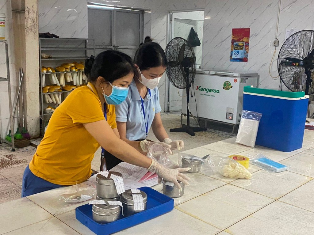 Vụ nghi ngộ độc thực phẩm tại Nghệ An: Kiểm tra ban đầu, bếp ăn của công ty chưa đảm bảo vệ sinh