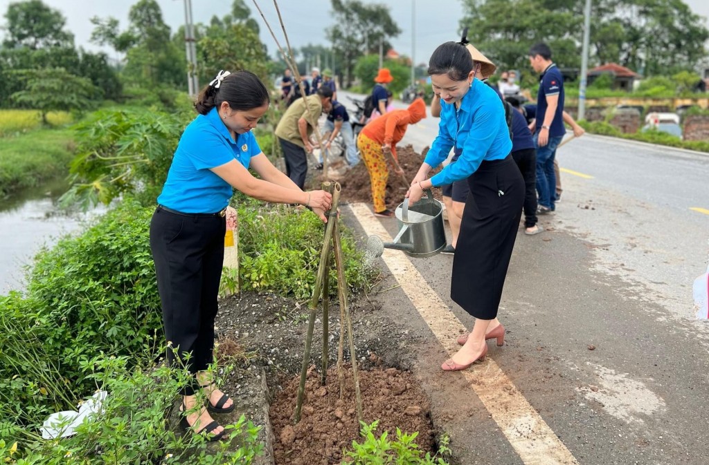 Công đoàn huyện Thanh Oai góp sức cải thiện môi trường sinh thái