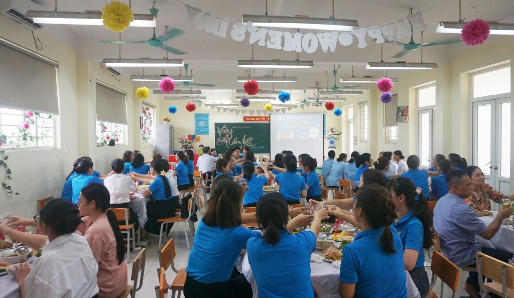 Ấm áp phút giây đoàn viên Trường Tiểu học Phúc Lợi chung vui bên “Bữa cơm Công đoàn”