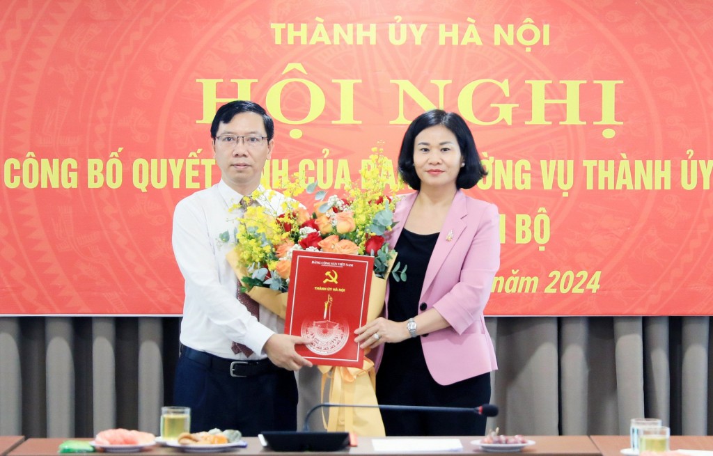 Trao quyết định công tác cán bộ tại Ban Tuyên giáo Thành ủy Hà Nội