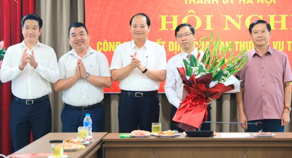 Trao quyết định công tác cán bộ tại Ban Tuyên giáo Thành ủy Hà Nội
