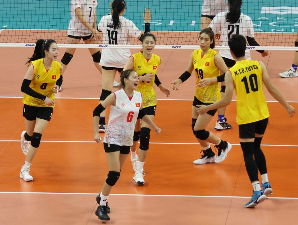 Tuyển bóng chuyền nữ Việt Nam bảo vệ thành công ngôi vương AVC Challenge Cup