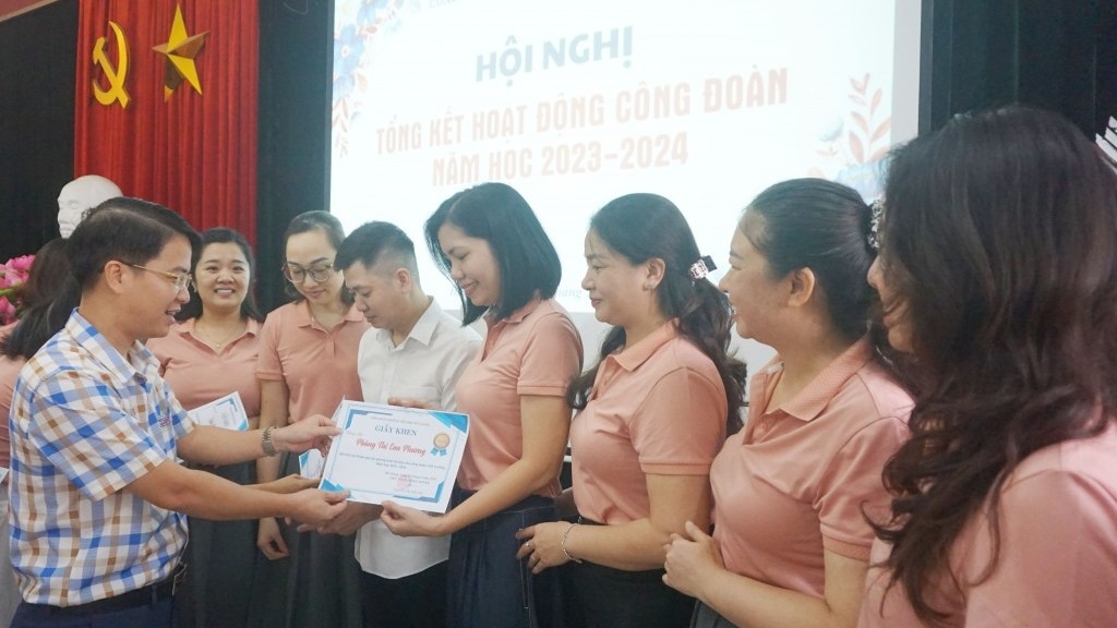 Tri ân đoàn viên, cán bộ, giáo viên đóng góp tích cực vào hoạt động công đoàn