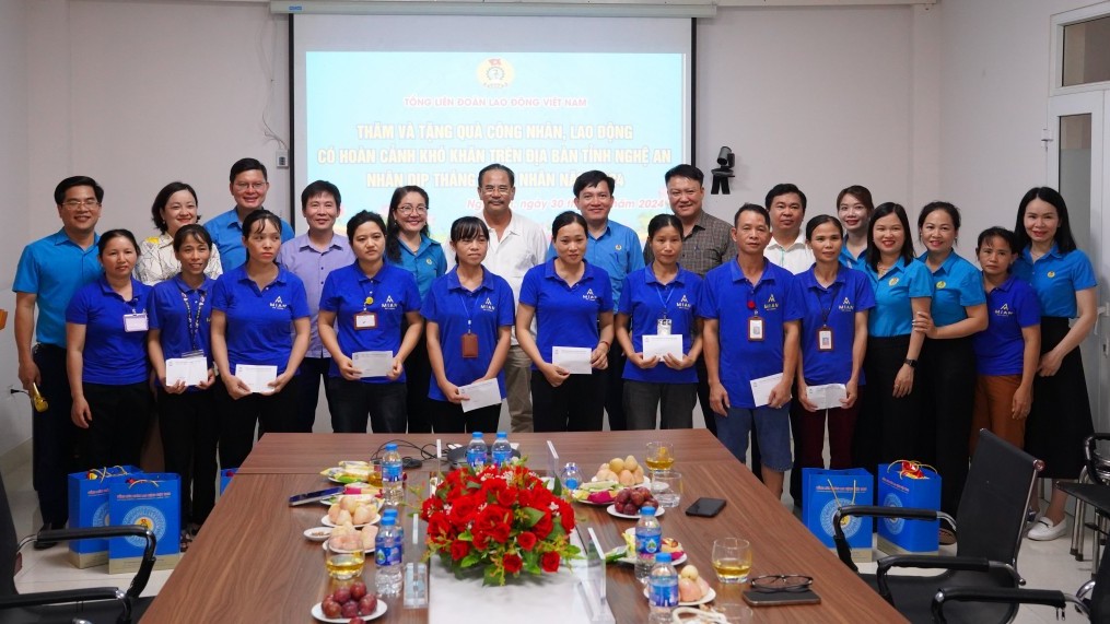 Lãnh đạo Tổng LĐLĐ Việt Nam trao quà cho người lao động Nghệ An nhân dịp Tháng Công nhân
