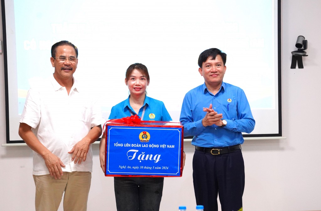 Tổng LĐLĐ Việt Nam trao quà cho người lao động Nghệ An nhân dịp Tháng Công nhân