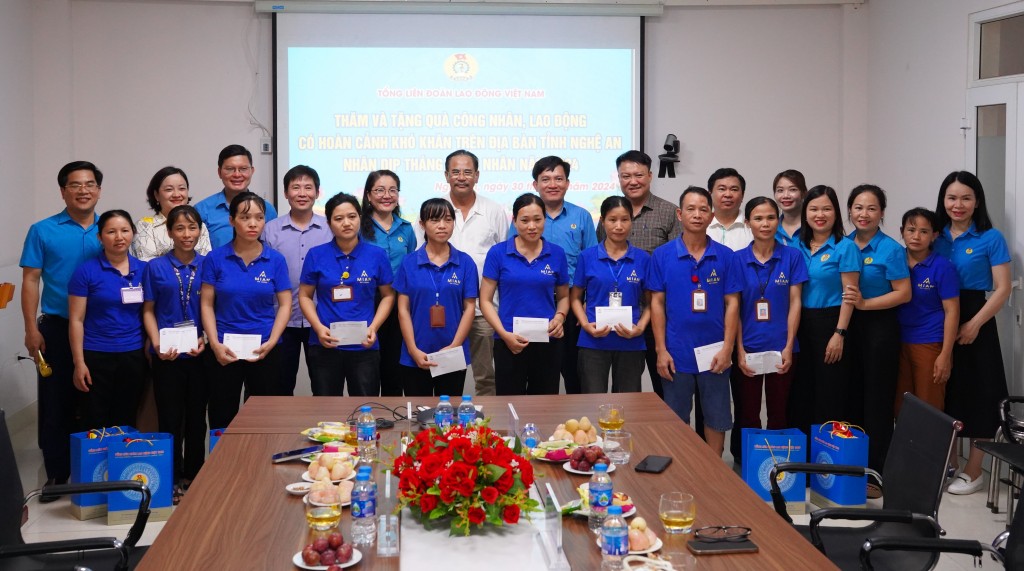 Tổng LĐLĐ Việt Nam trao quà cho người lao động Nghệ An nhân dịp Tháng Công nhân