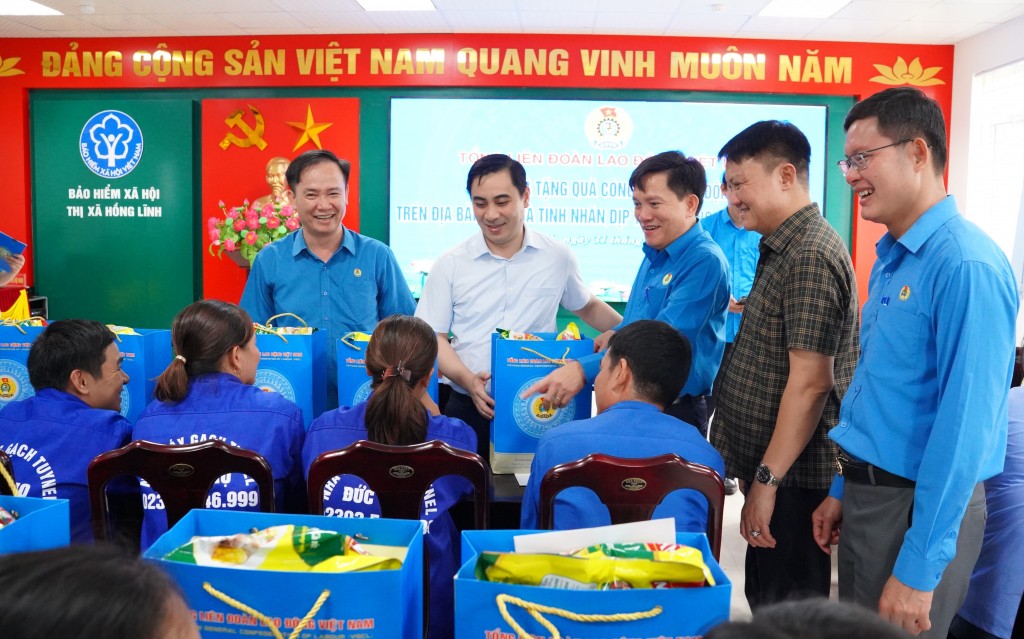 Đoàn công tác Tổng LĐLĐ Việt Nam thăm hỏi, trao  quà cho công nhân lao động Hà Tĩnh