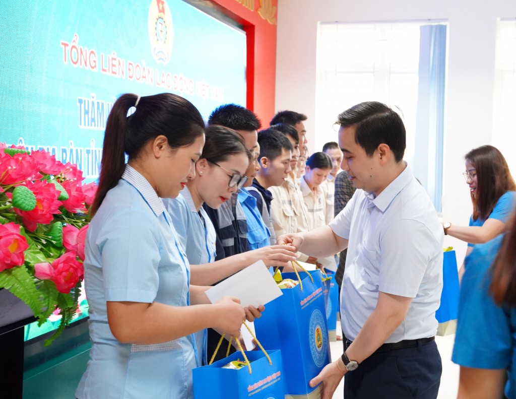 Đoàn công tác Tổng LĐLĐ Việt Nam thăm hỏi, trao  quà cho công nhân lao động Hà Tĩnh
